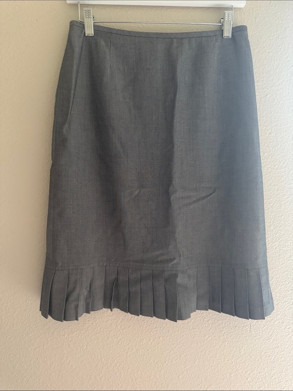 Classic Pleated Hem Women's Skirt - Gray